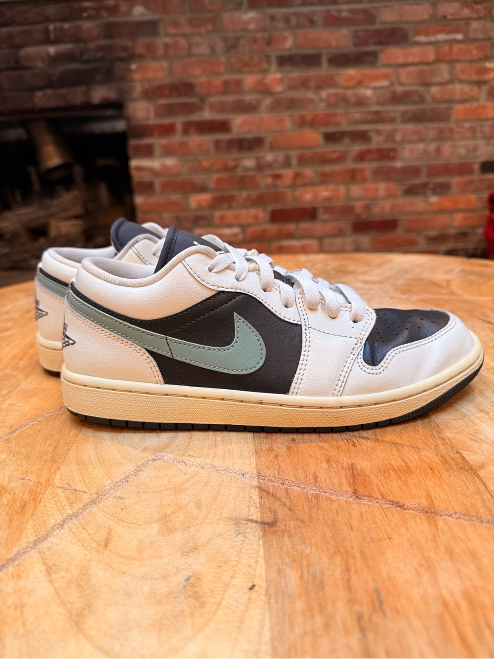 A Nike Air Jordan 1 Low Shoes 'Jade Smoke' DC0774-001 Women's Size 8.5
